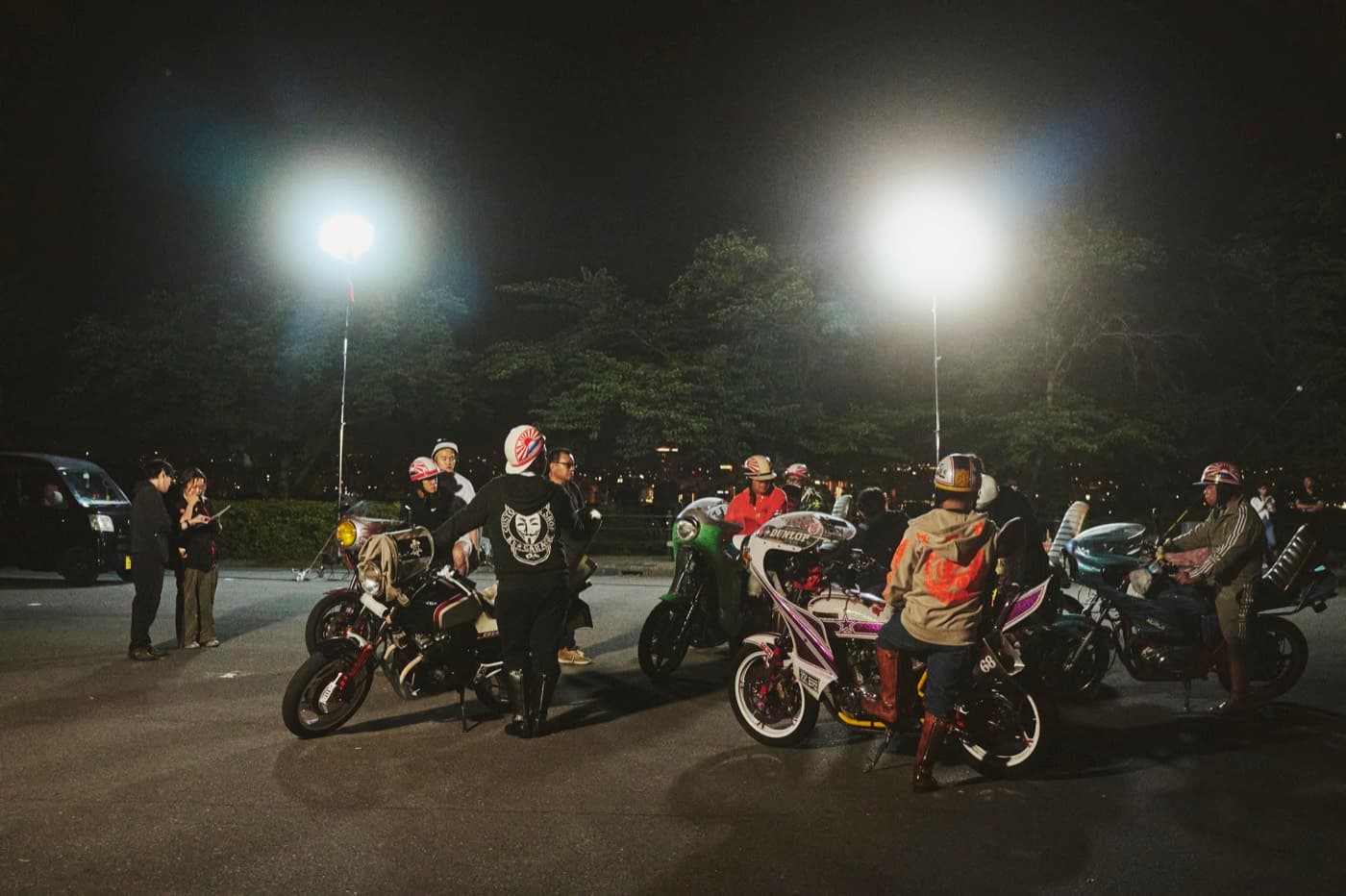 ライトに照らされて集結したバイクの群れ