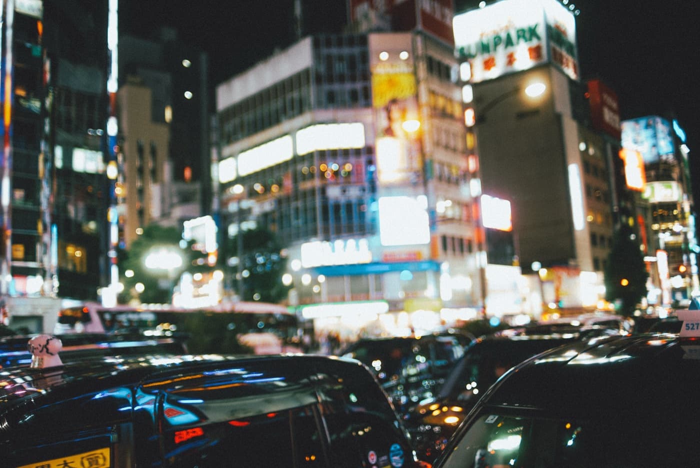夜の街を走るタクシー